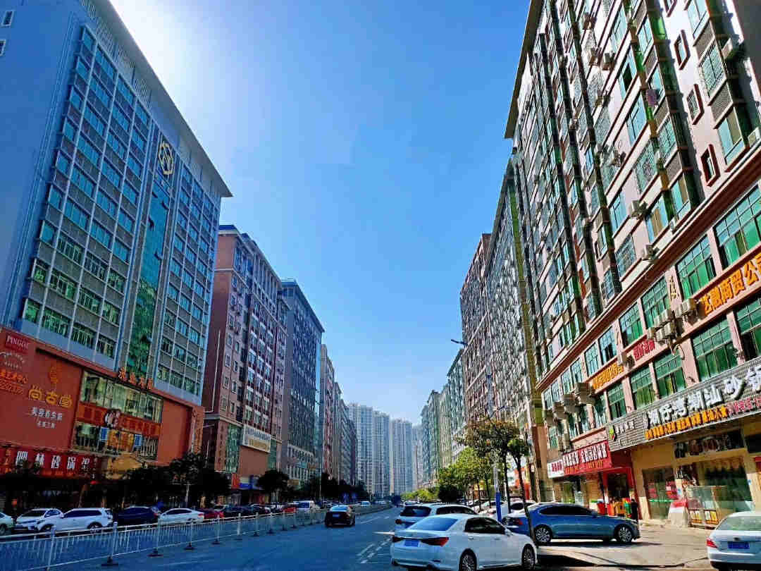 东莞凤岗沃尔玛三栋围合式小区《平大嘉园》精装两房33.8万每套起 带停车场