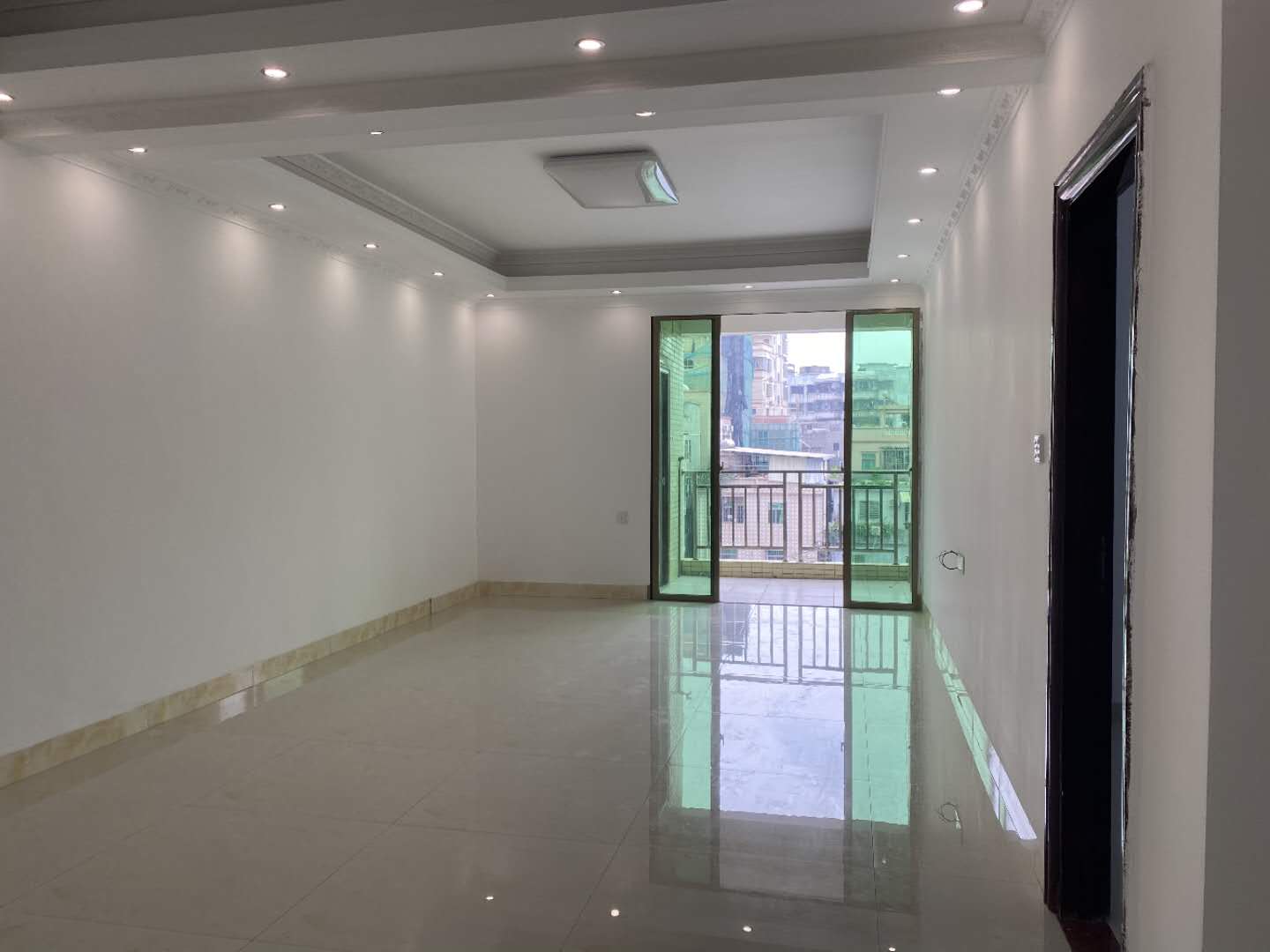 大岭山新世纪领居旁《盛世华庭》地铁口小产权房，总价36.8万起买大三房