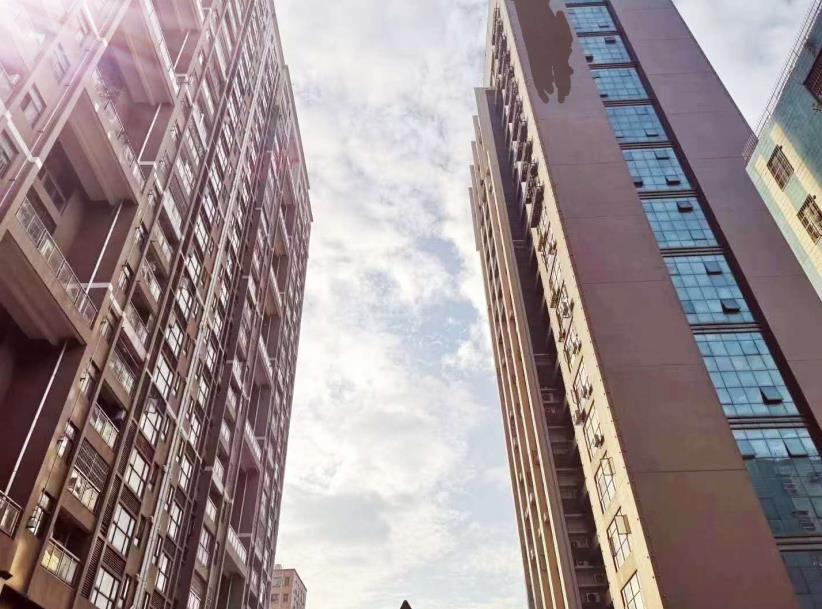 沙井新桥2栋村统建楼《新桥华府》自带大型停车场，精装修拎包入住，均价15000元