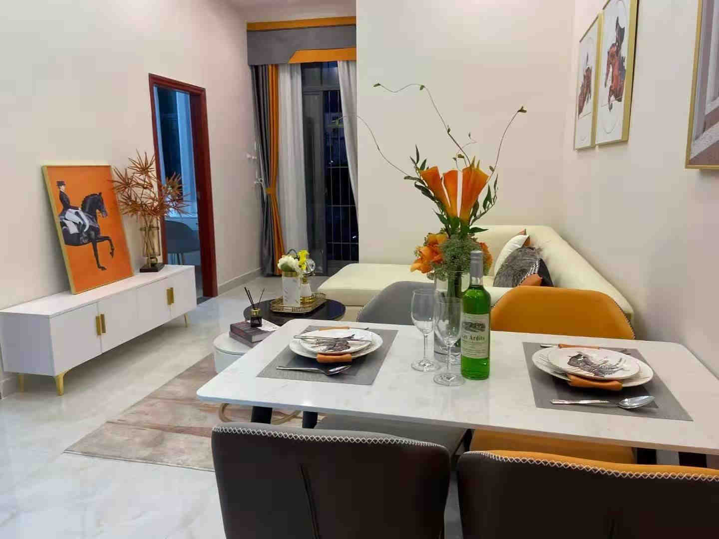 石岩应人石《鸿景豪苑》13号线地铁口，自带停车场，豪华装修，总价48.8万起